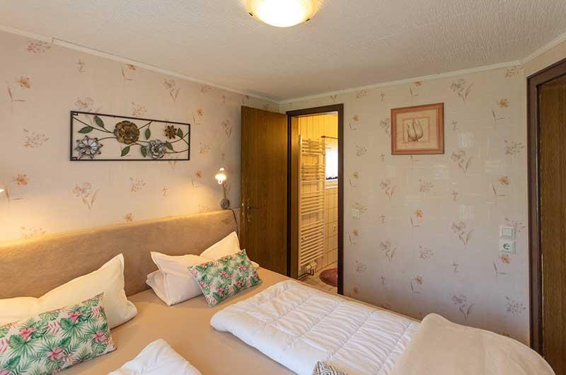 Schlafzimmer und Bad