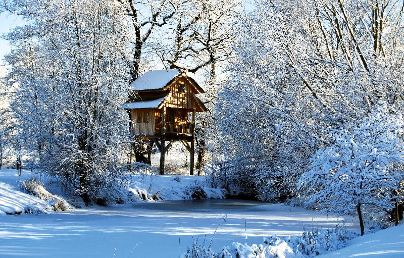 Baumhaus im Winter