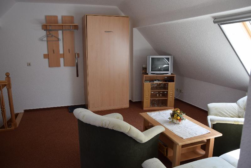 Wohn- und Esszimmer mit Schrankbett