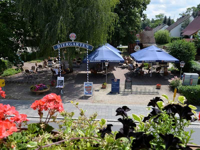 Blick vom Zimmer auf den Biergarten