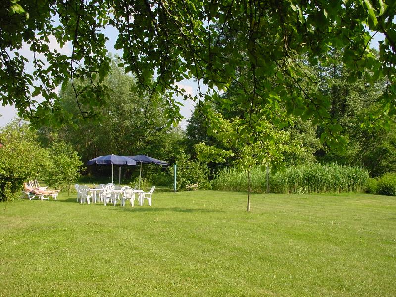 Liegewiese direkt am Wasser mit Grillplatz