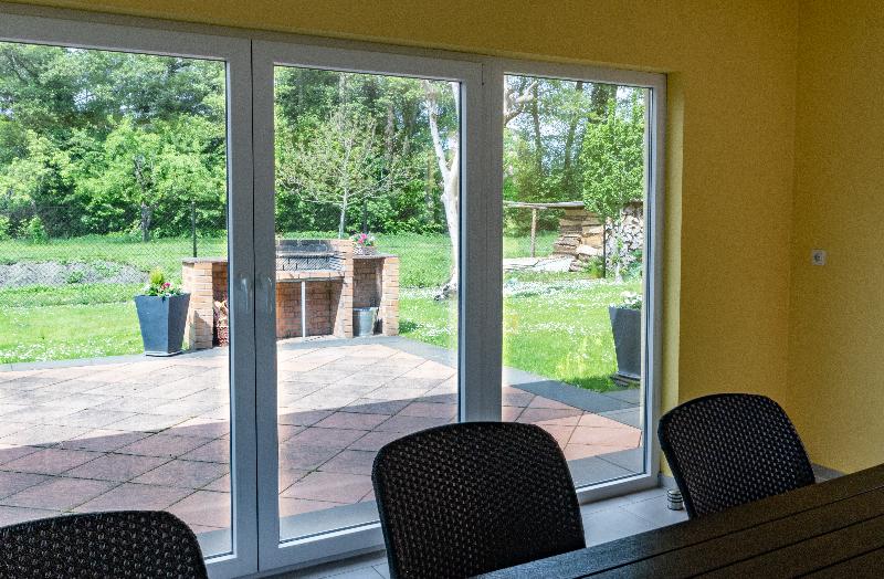 Nebengebäude mit Terrasse