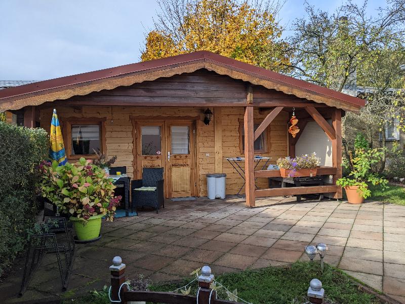 Ferienhaus außen mit Terrasse