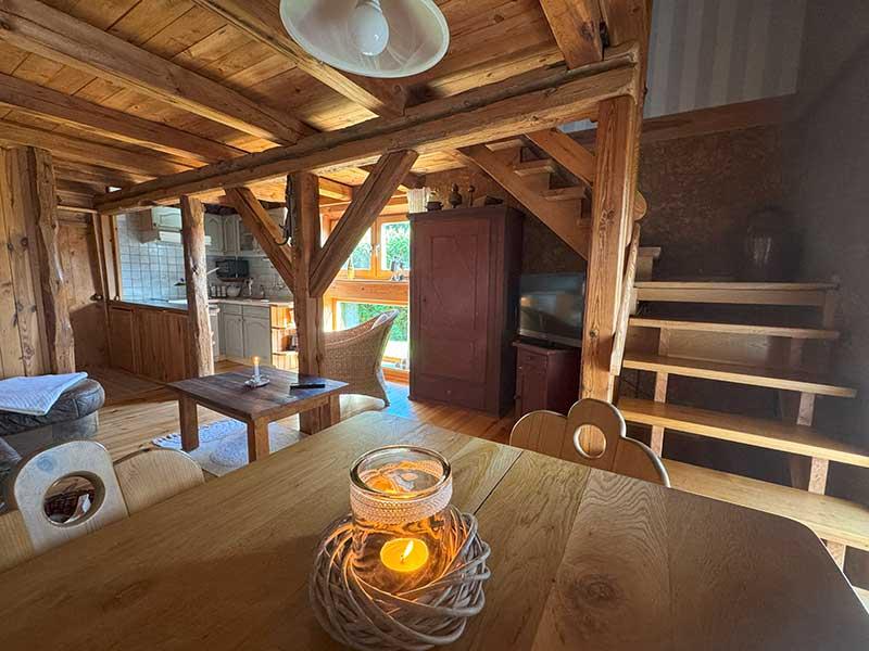 Holztreppe zum Obergeschoss