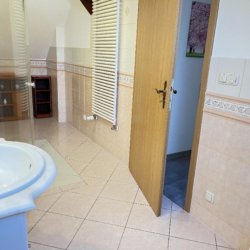 Das Badezimmer im OG
