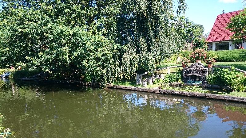 Gartenteich mit Sitzplätzchen und Badeeinstieg